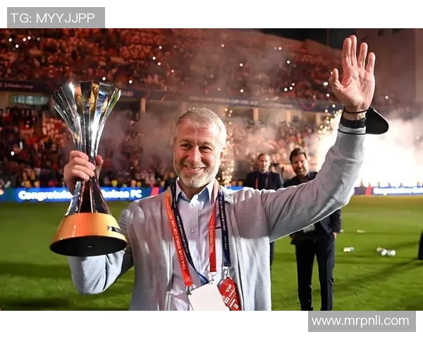 阿扎尔荣膺年度最佳球员奖项，成就不凡引领新潮流